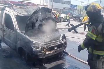 Auto se incendia en Mitras norte
