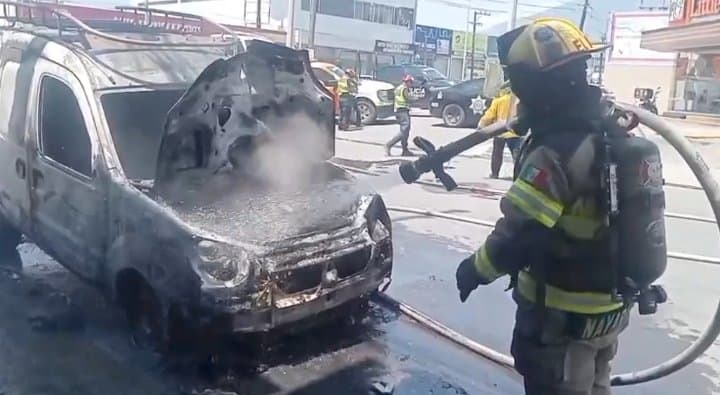 Auto se incendia en Mitras norte