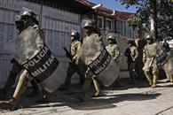 Polic&iacute;a de Bolivia prepara el despeje de barricadas