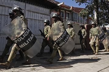 Polic&iacute;a de Bolivia prepara el despeje de barricadas