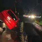 Rescatan a pareja en canal&oacute;n