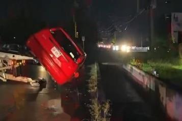 Rescatan a pareja en canal&oacute;n