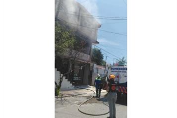 Moviliza incendio de casa en San Nicol&aacute;s