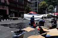 Comerciantes celebran retiro de plant&oacute;n de maestros de la CNTE