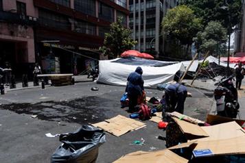 Comerciantes celebran retiro de plant&oacute;n de maestros de la CNTE