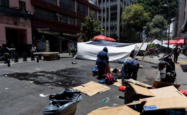 Comerciantes celebran retiro de plant&oacute;n de maestros de la CNTE