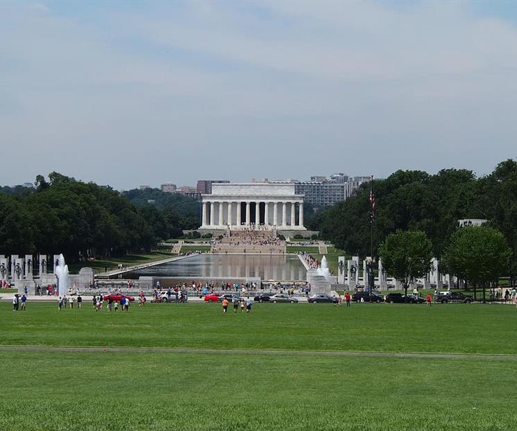 Trump denuncia vandalismo en el Lincoln Memorial