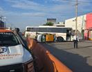 Taxi vuelca tras choque con transporte de personal