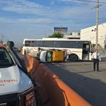 Taxi vuelca tras choque con transporte de personal