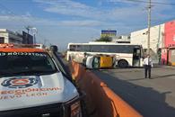 Taxi vuelca tras choque con transporte de personal