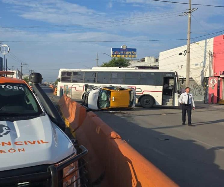 Taxi vuelca tras choque con transporte de personal