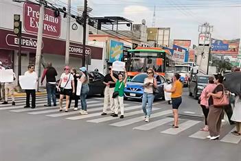 Realizan bloqueos por falta de electricidad