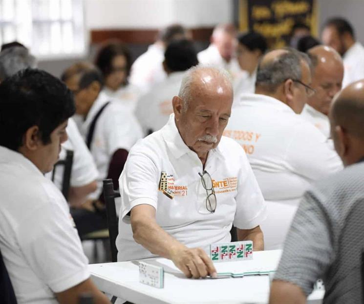 Celebra Secci&oacute;n 21 "Primer torneo magisterial de domino"
