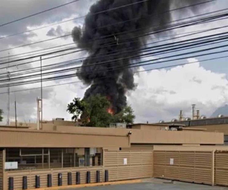 Evacuan a trabajadores por incendio en empresa