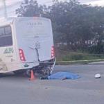 Fallece al impactar moto contra cami&oacute;n
