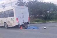 Fallece al impactar moto contra cami&oacute;n