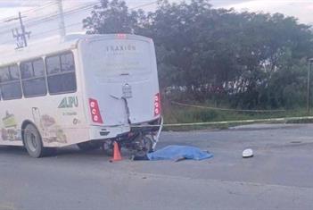 Fallece al impactar moto contra cami&oacute;n