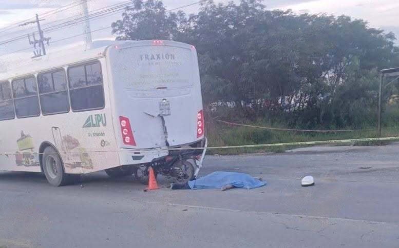 Fallece al impactar moto contra cami&oacute;n