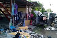 Se impacta camioneta contra puesto de ropa