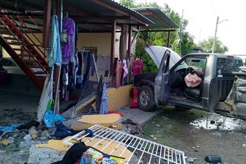 Se impacta camioneta contra puesto de ropa