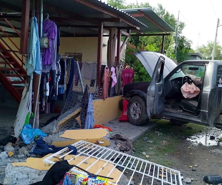 Se impacta camioneta contra puesto de ropa
