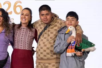 Pato Merl&iacute;n llega a Palacio Nacional