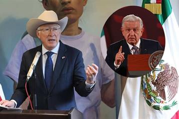 Se&ntilde;alan que memorias de Ken Salazar van contra AMLO