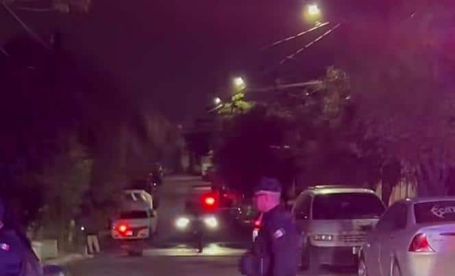 La fachada de un domicilio y diversos autos resultaron baleados tras una ri&ntilde;a en la Colonia Hacienda Santa Catarina, la noche del domingo en el municipio de Santa Catarina.