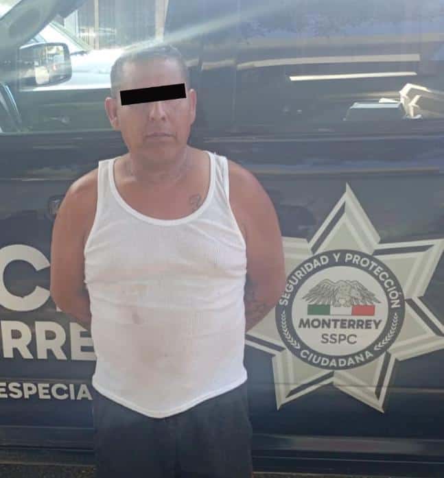 Cuando pretend&iacute;a salir sin pagar diversa mercanc&iacute;a con valor de 23 mil pesos de una tienda departamental, un hombre fue detenido por oficiales de la Polic&iacute;a de Monterrey, en la colonia Vista Hermosa.