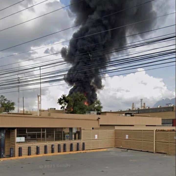 El incendio en la empresa John Deere en el municipio de San Pedro, llev&oacute; a la movilizaci&oacute;n ayer a las autoridades, evacu&aacute;ndose a 522 trabajadores.
