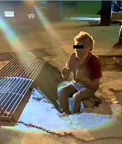 Un hombre que cay&oacute; en un desag&uuml;e subterr&aacute;neo, por donde se arrastr&oacute; unos 85 metros, hasta llegar a la parte baja de una alcantarilla, donde pudo pedir auxilio, fue rescatado por elementos de la Polic&iacute;a de Apodaca, el domingo en la Colonia Francisco Elizondo.