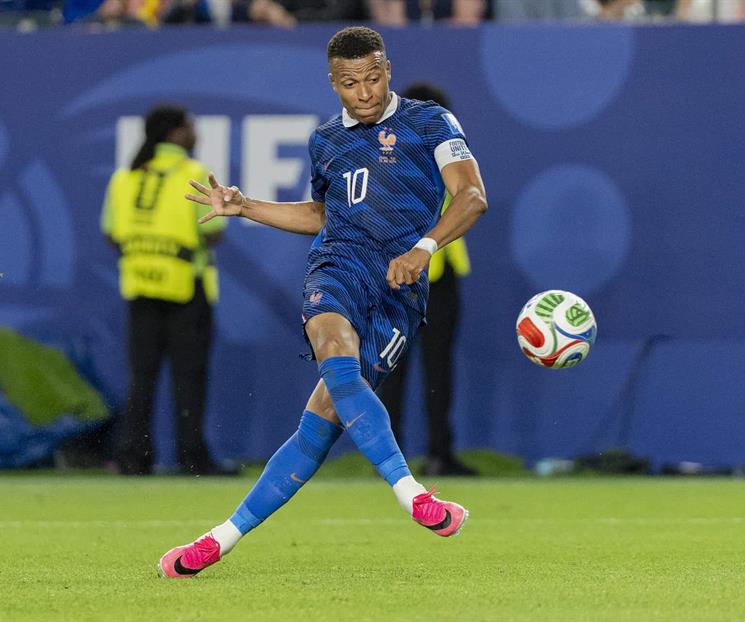 Mbapp&eacute;: &acute;No me fijo en lo que hace Messi