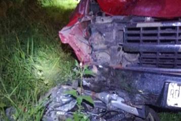 Fallece menor tras impactar su moto contra camioneta en Linares