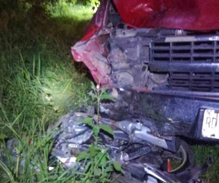 Fallece menor tras impactar su moto contra camioneta en Linares
