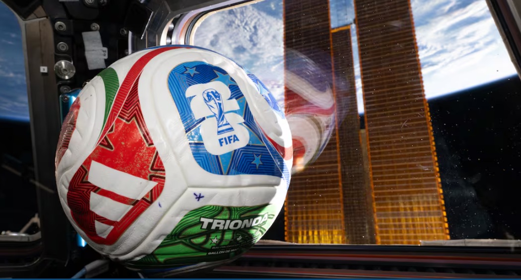 La NASA explica la ciencia detr&aacute;s de un bal&oacute;n de futbol