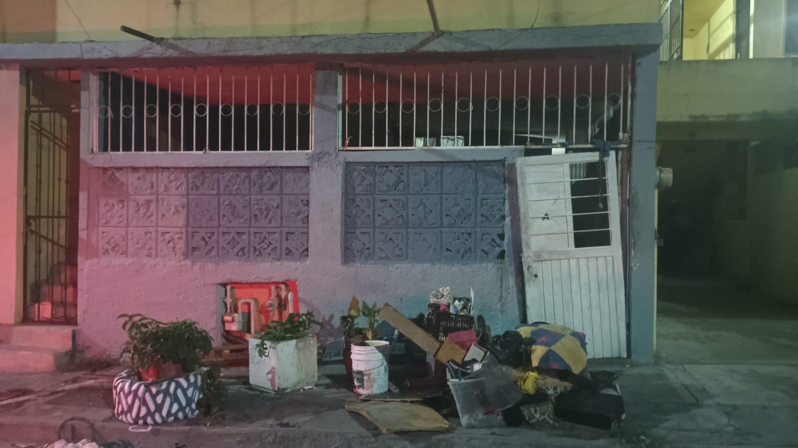 Un hombre   y una mujer fueron detenidos por oficiales de la Polic&iacute;a de Monterrey, por presuntamente estar adentro de un inmueble que cuenta con sellos de clausura de la Fiscal&iacute;a Especializada en Narcomenudeo, en la colonia Valle de Infonavit, Primer Sector.