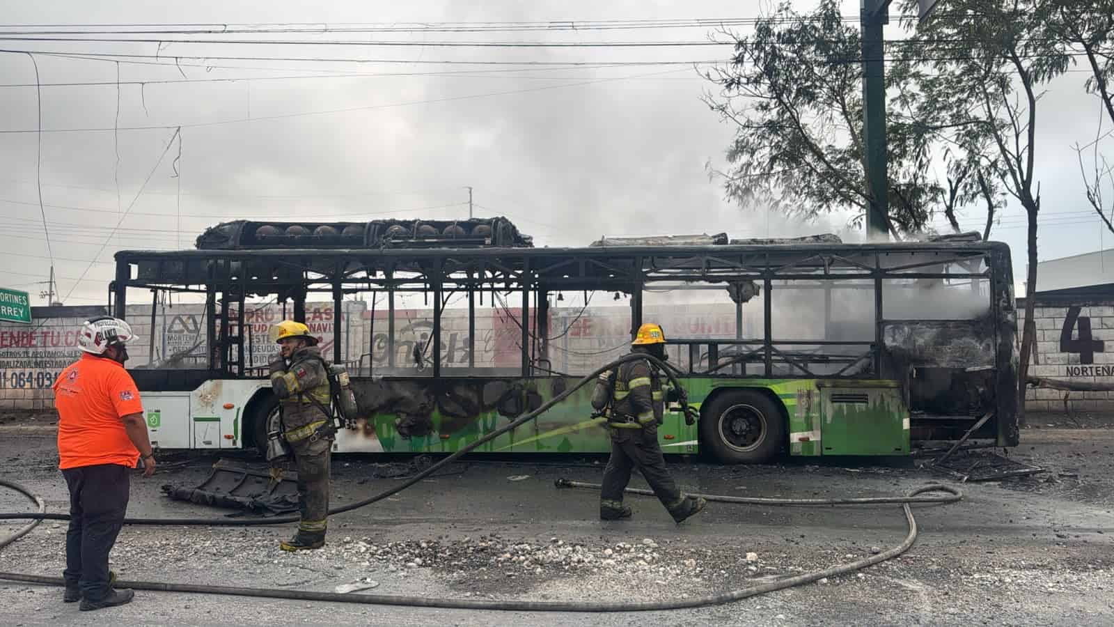 Luego de una falla, un Ruta 527 se incendi&oacute; ayer en el municipio de Apodaca, sin que se reportaran lesionados