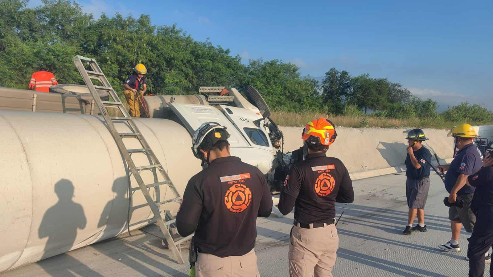 El conductor de una pipa result&oacute; lesionado luego de volcarse, ayer en el Anillo Perif&eacute;rico a la altura del municipio de Allende.