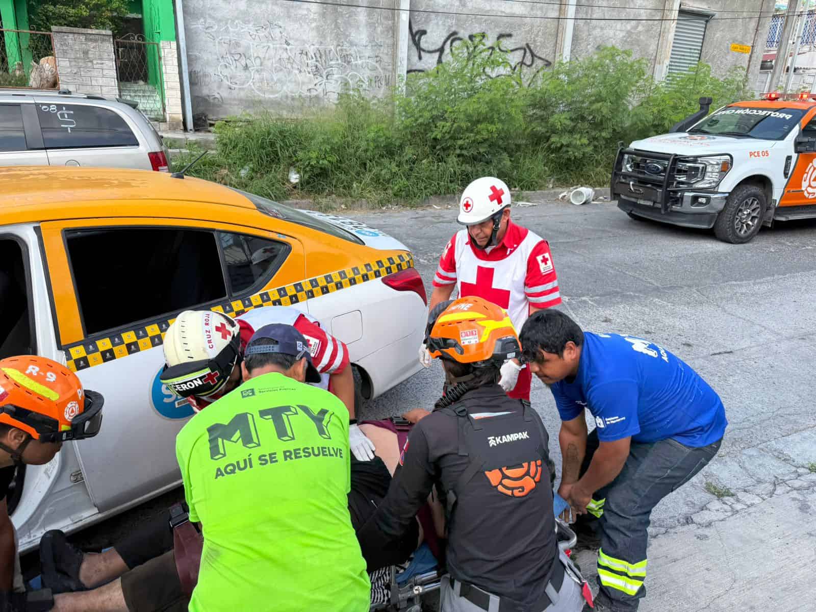 Tras un accidente vial en calles de la Colonia Independencia, un taxista result&oacute; lesionado.