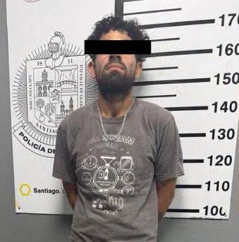 Polic&iacute;as de la Secretar&iacute;a de Seguridad P&uacute;blica y Vialidad detuvieron al conductor de un veh&iacute;culo que tra&iacute;a luces traseras apagadas y al que sorprendieron consumiendo un cigarrillo con caracter&iacute;sticas de marihuana, mientras que en la unidad llevaba otro tipo de narc&oacute;ticos.