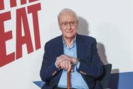 Autoriza Michael Caine que la IA use su voz para audiolibro