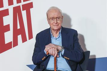 Autoriza Michael Caine que la IA use su voz para audiolibro