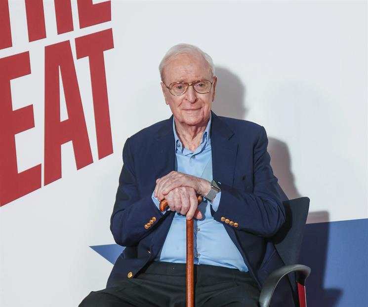 Autoriza Michael Caine que la IA use su voz para audiolibro