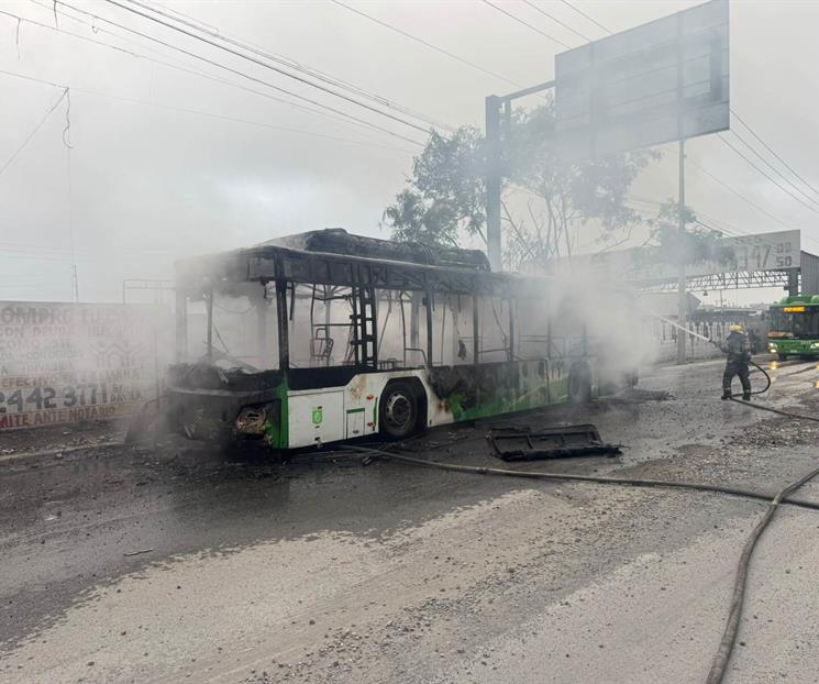 Arde cami&oacute;n en Apodaca