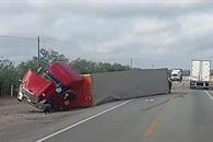 Vuelca tráiler en Sabinas Hidalgo Vuelca tráiler en Sabinas Hidalgo