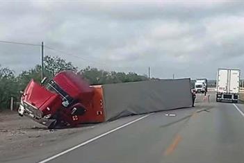 Vuelca tráiler en Sabinas Hidalgo Vuelca tráiler en Sabinas Hidalgo