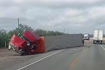 Vuelca tr&aacute;iler en Sabinas Hidalgo