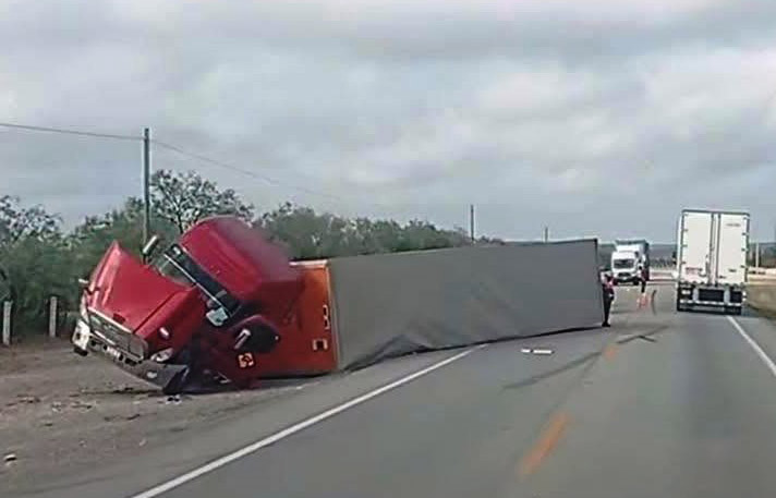 Vuelca tráiler en Sabinas Hidalgo Vuelca tráiler en Sabinas Hidalgo