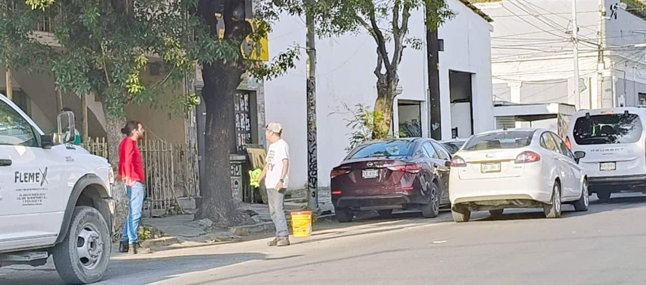 Cobran franeleros entre 100 y 150 pesos por permitir estacionarse