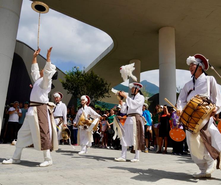 Conectan tradiciones coreanas y cultura neolonesa en Parque del Agua